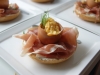 Catering / Walking dinner: bagel met rauwe ham en truffel roerei